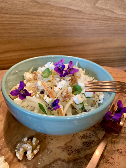 Birnen-Kohlrabi-Salat mit März-Veilchen, veganem Feta und Walnüssen